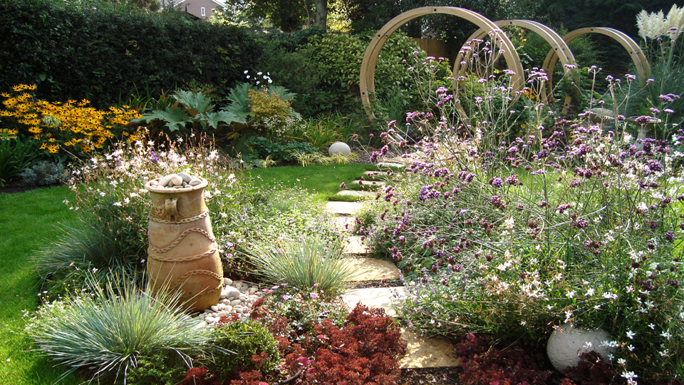 Large country-style garden design